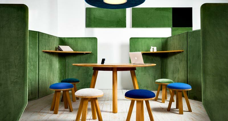 Paravent acoustique Buzzispace Buzziville table ronde avec chaise tabourets bleu blanc vert tissu acoustique