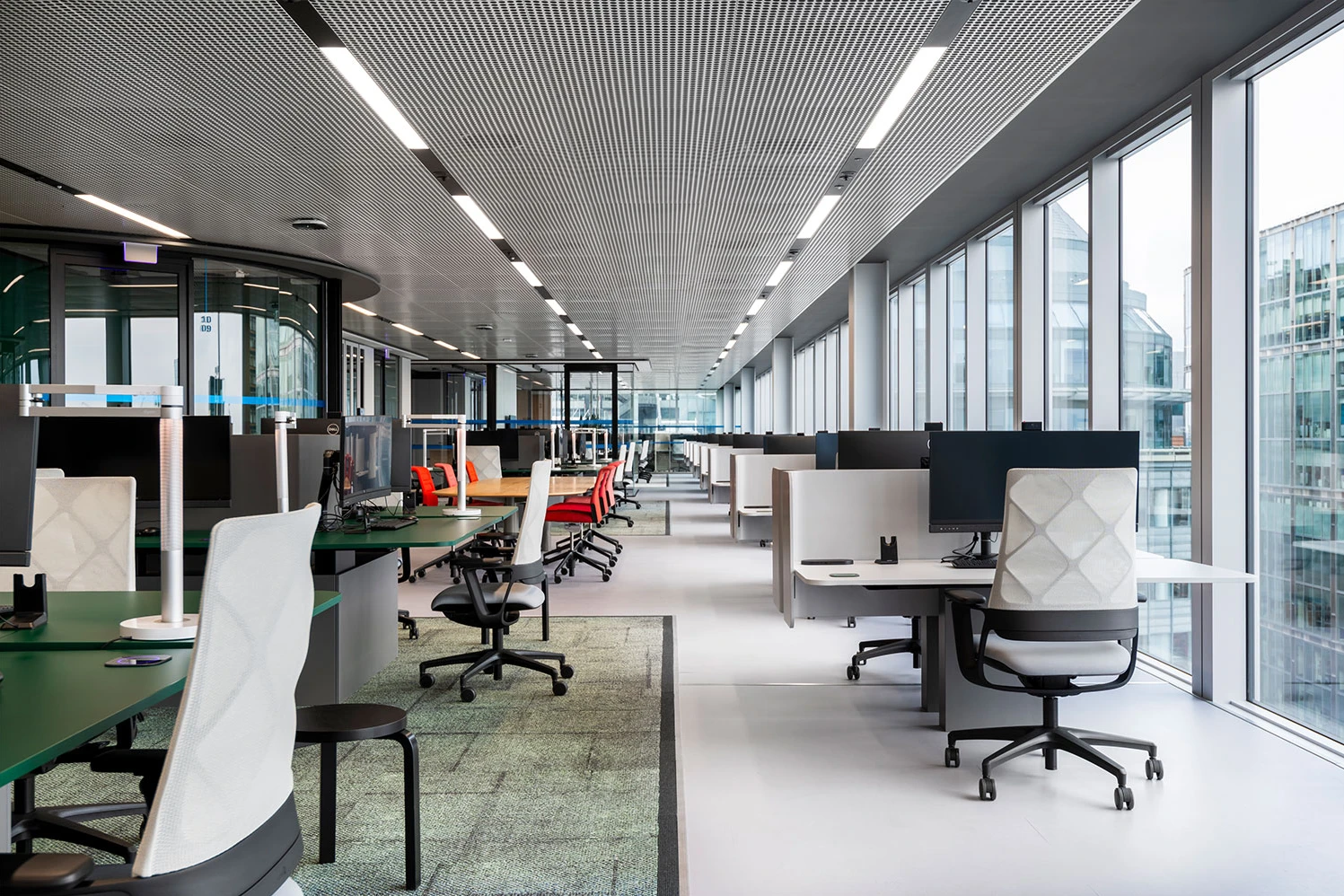 Mobilier collaboratif dans un open space lumineux à Lyon, favorisant la concentration et la collaboration entre équipes.