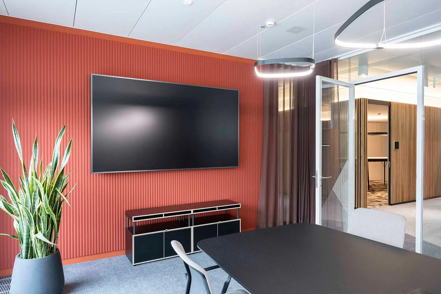 Salle de réunion design avec mobilier collaboratif à Lyon, alliant confort, lumière et modernité.