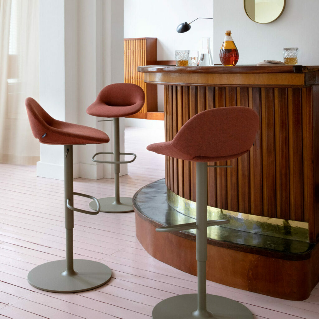 Chaises et tables design et confort pour aménagement de bureau