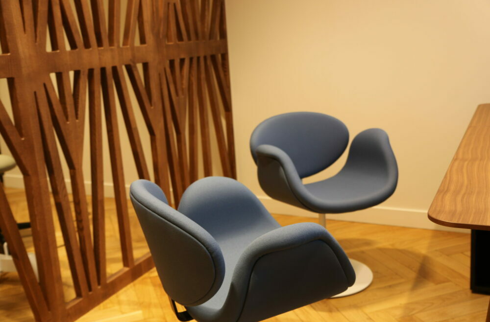 Fauteuil Little Tulip design dans un espace de bureau moderne à la clinique Palais de Flore