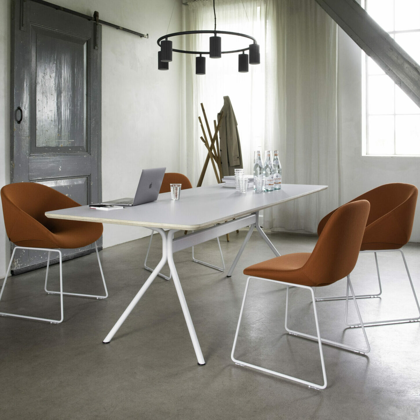 Chaises et tables design et confort pour aménagement de bureau