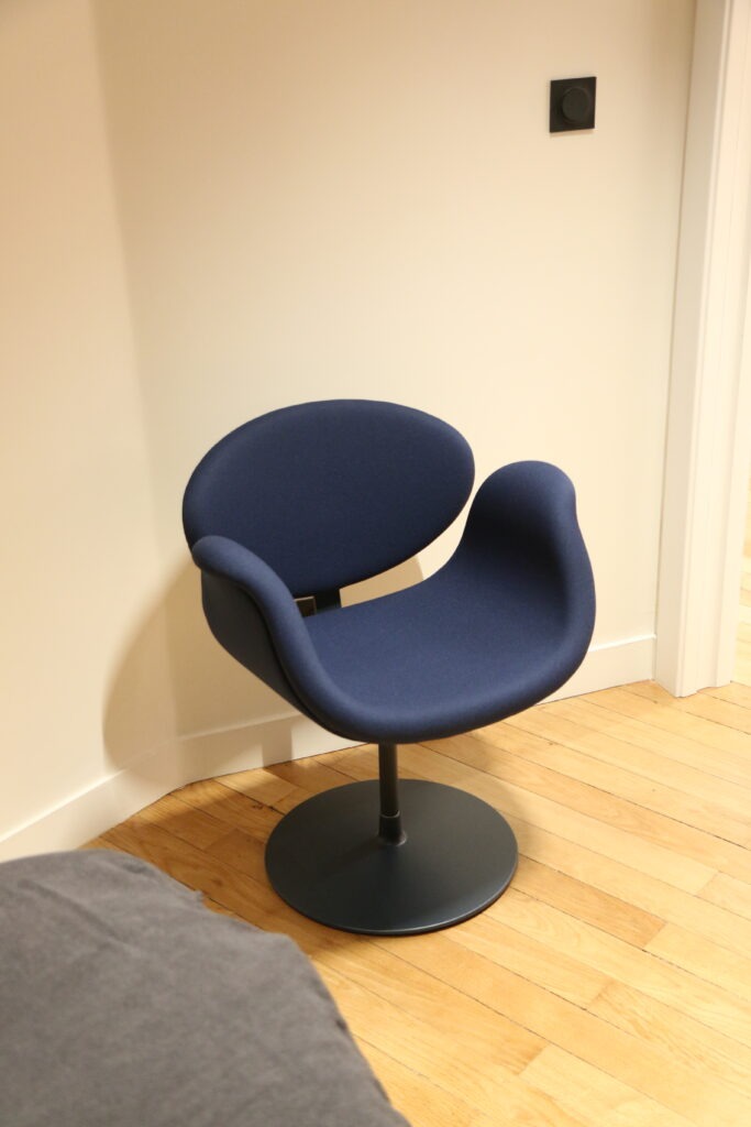 Fauteuil design bleu installé dans un coin discret de la clinique Palais de Flore