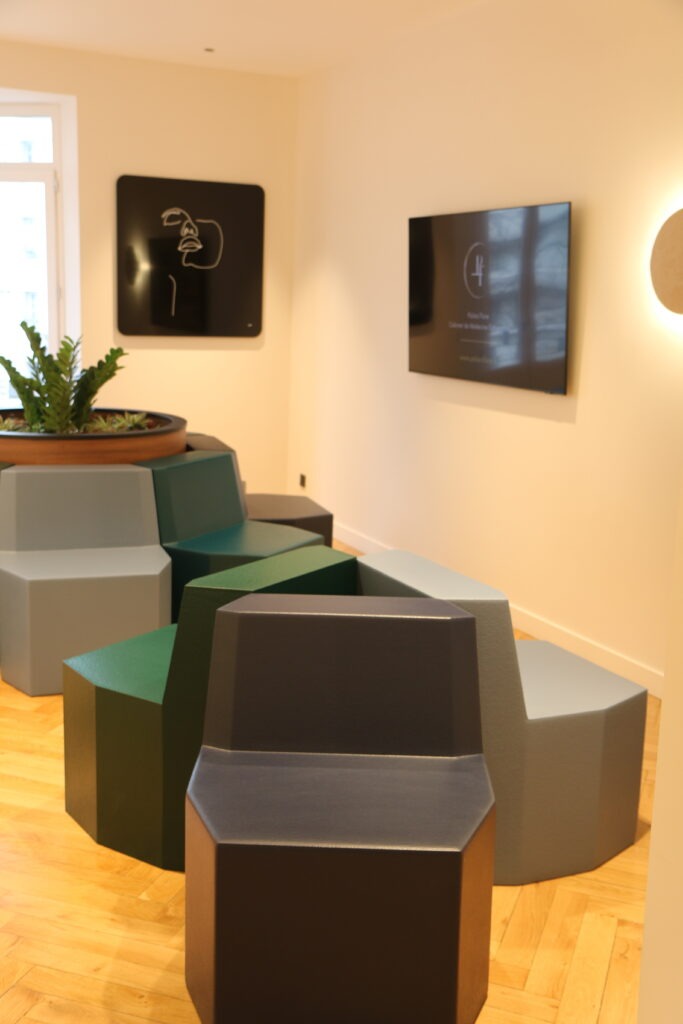 Salle d'attente design de la clinique Palais de Flore avec mobilier modulaire géométrique et ambiance chaleureuse