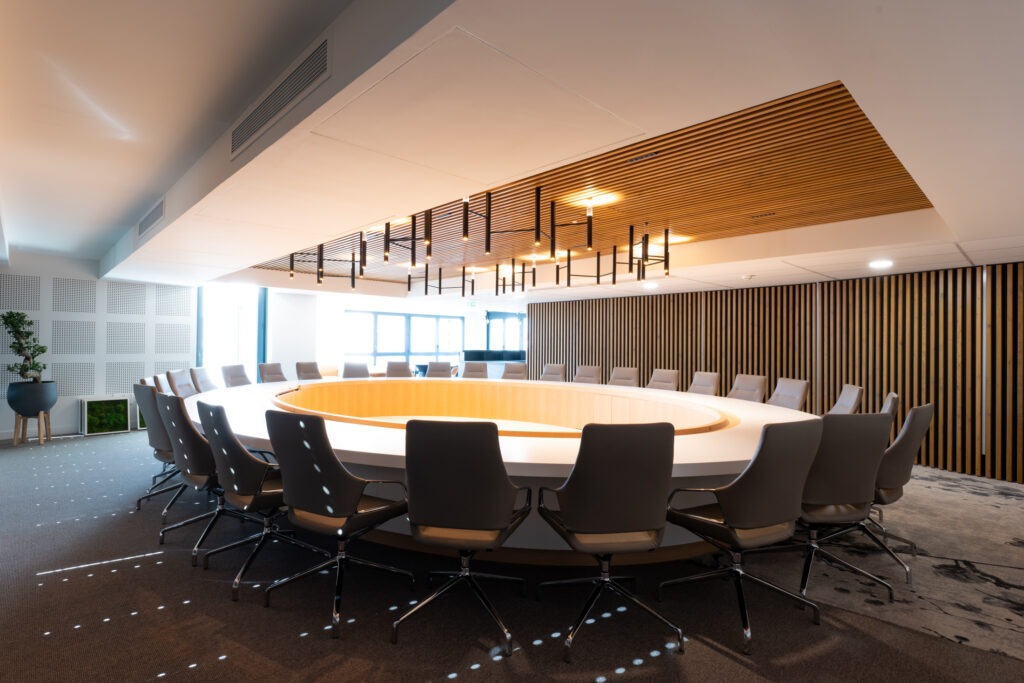 Auxiliaire BTP salle de réunion design professionnel