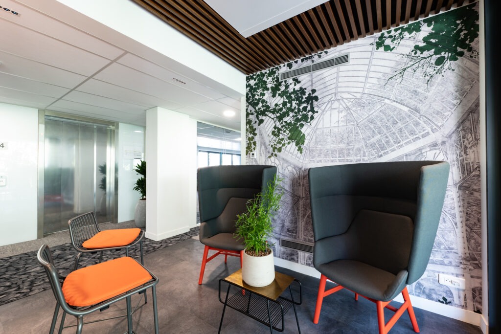 Auxiliaire BTP mobilier acoustique adapte avec espace detente et collaboratif