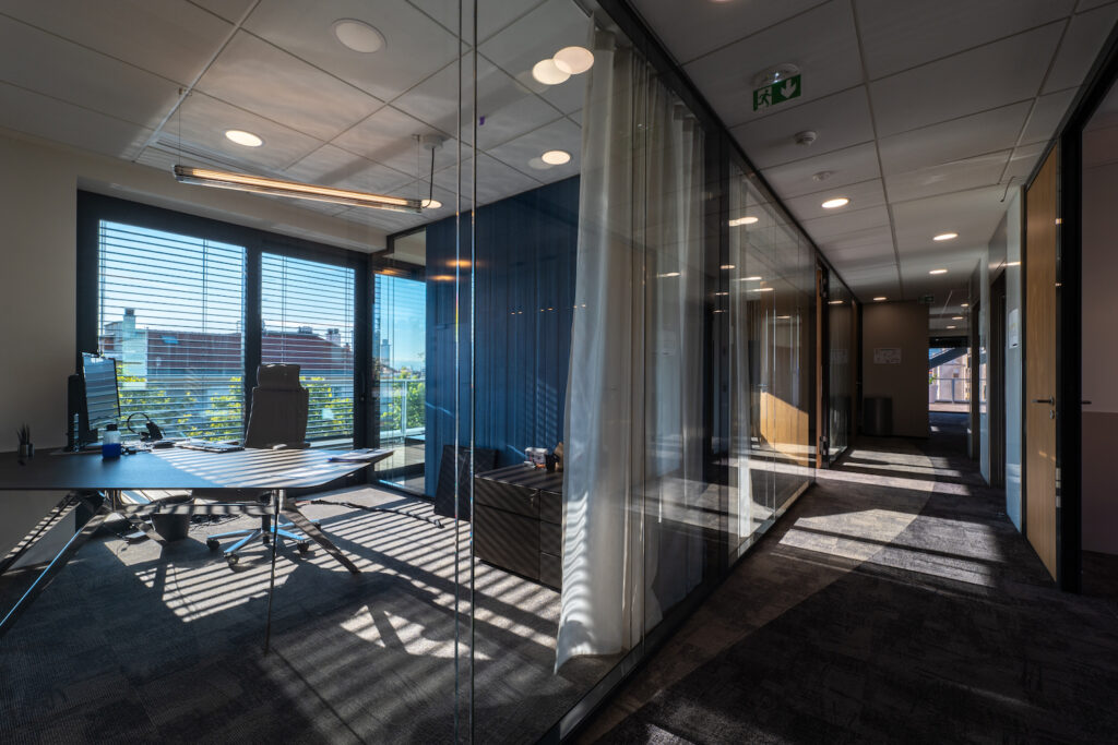 Auxiliaire BTP couloir avec bureau direction et collaborateur vitre design ergonomique
