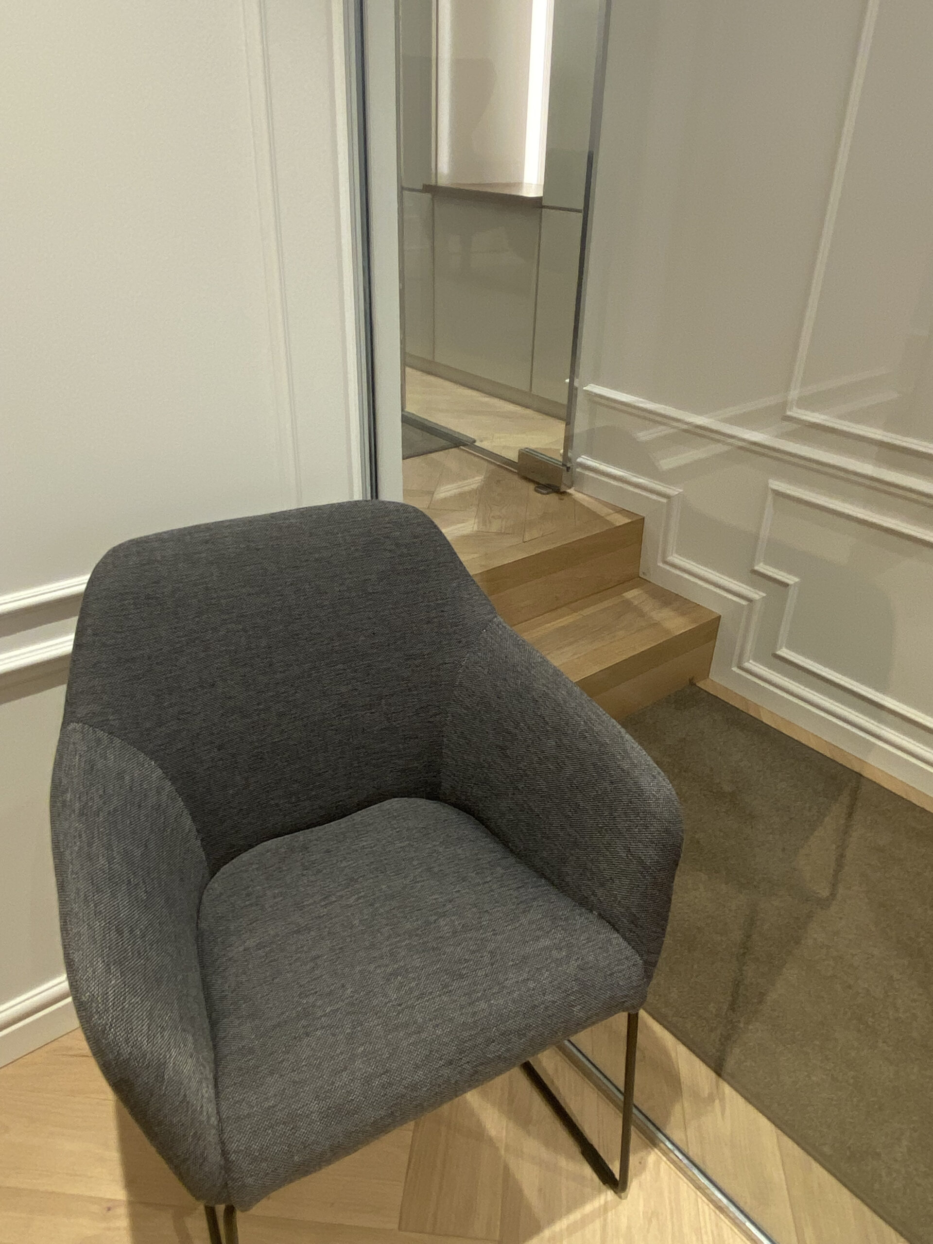 siège d'angle dans la salle de réunion chez Optical Consulting